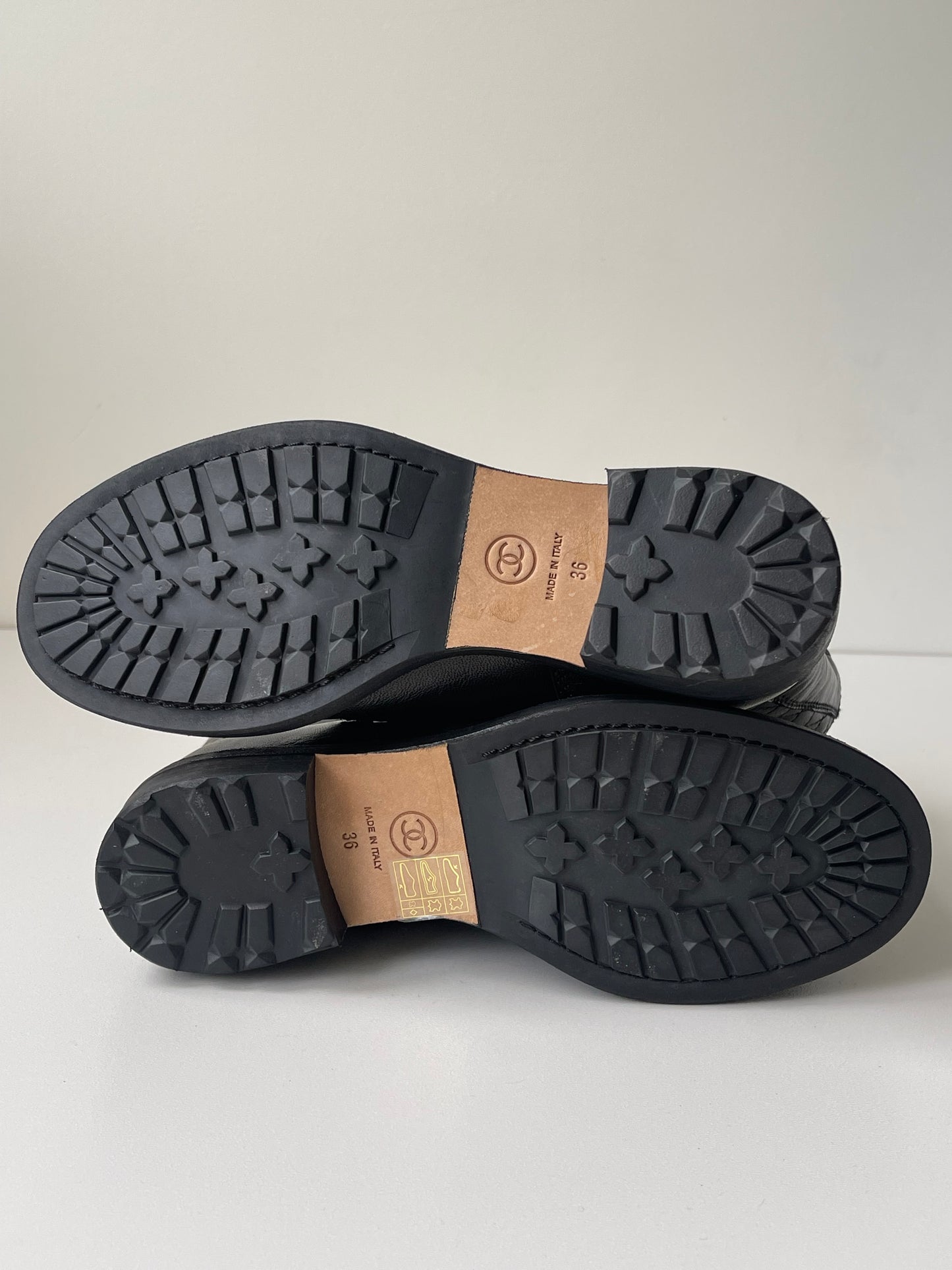 Chanel CC Quilted Combat Ankle Boots Zwart leer Maat EU 36