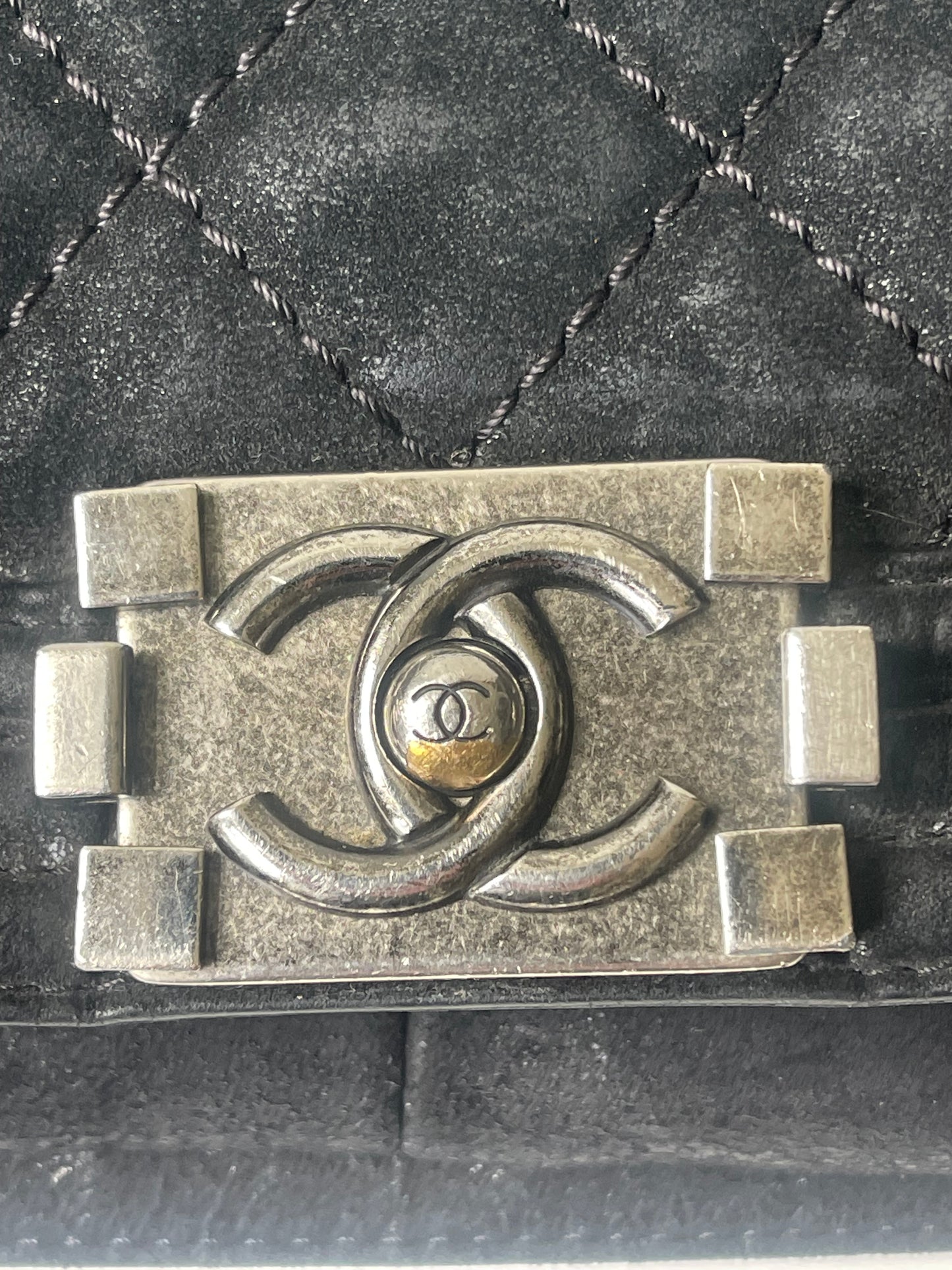 Chanel Boy Maxi Jumbo Matelassé – Zwart Suède Leer - Schoudertas, Crossbody tas.