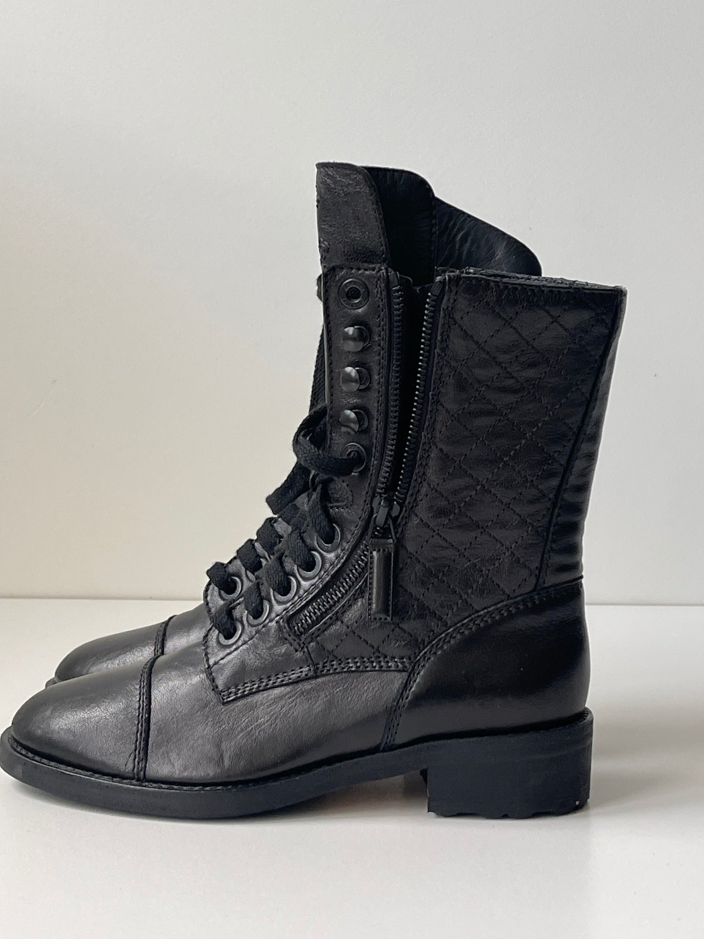 Chanel CC Quilted Combat Ankle Boots Zwart leer Maat EU 36