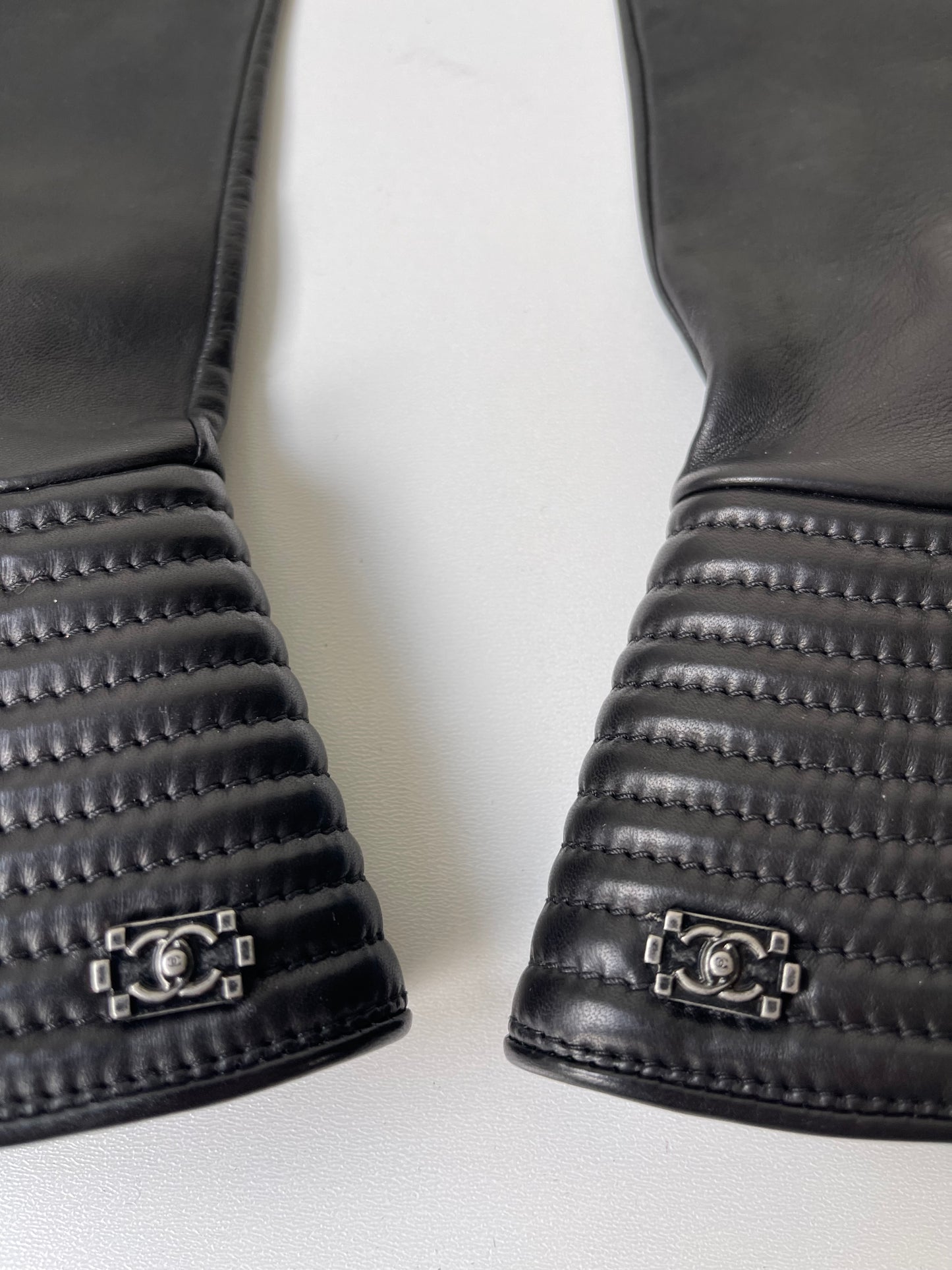 CHANEL Zwart Leren Manchetten / Arm Cuffs – Maat 8