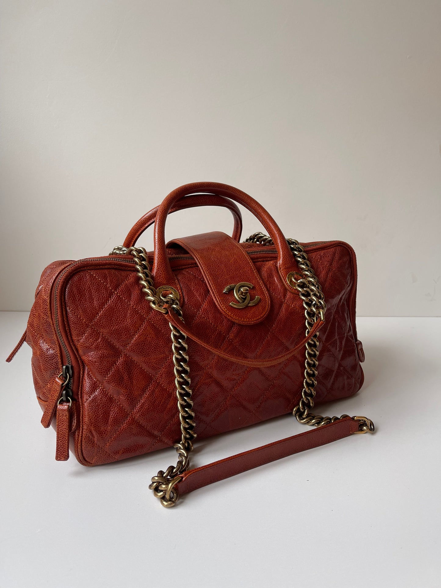 CHANEL SHIVA BOWLER TAS SCHOUDERTAS ROESTBRUIN/RODE TAS LEER