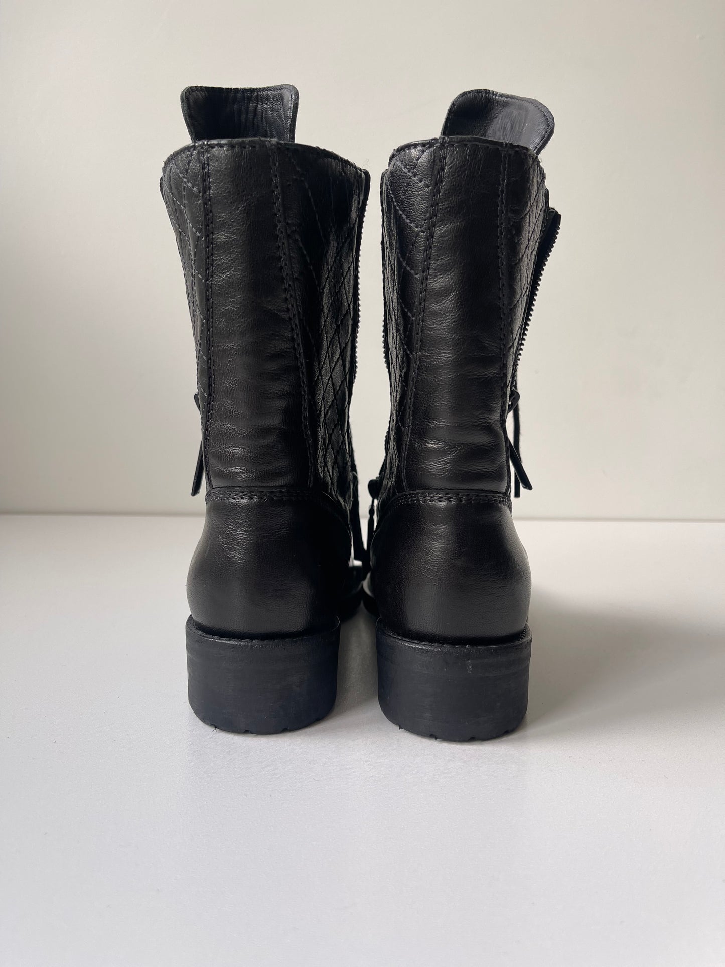 Chanel CC Quilted Combat Ankle Boots Zwart leer Maat EU 36
