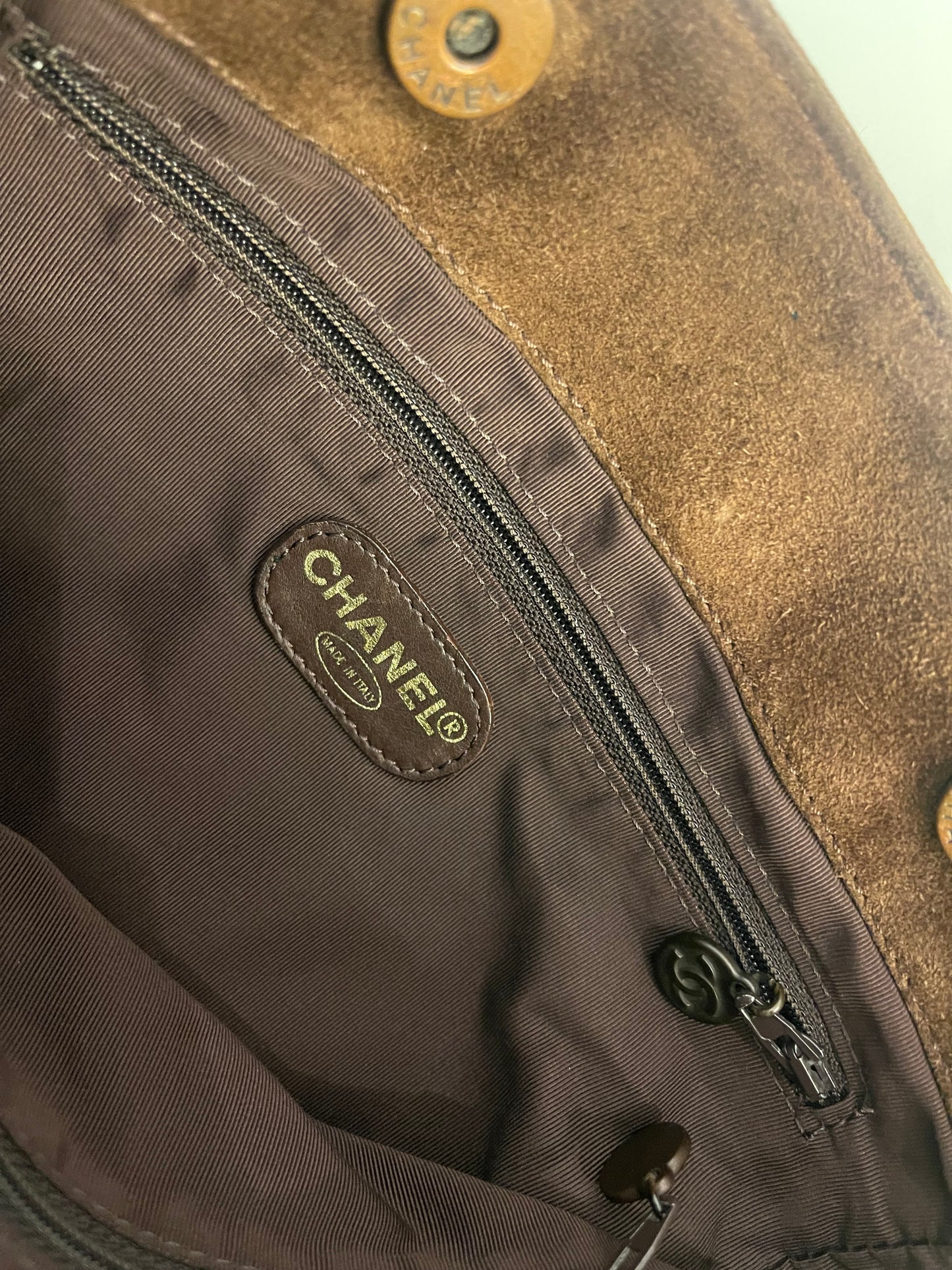 CHANEL TAS HANDTAS DONKERBRUIN BRUIN SUÈDE LEER