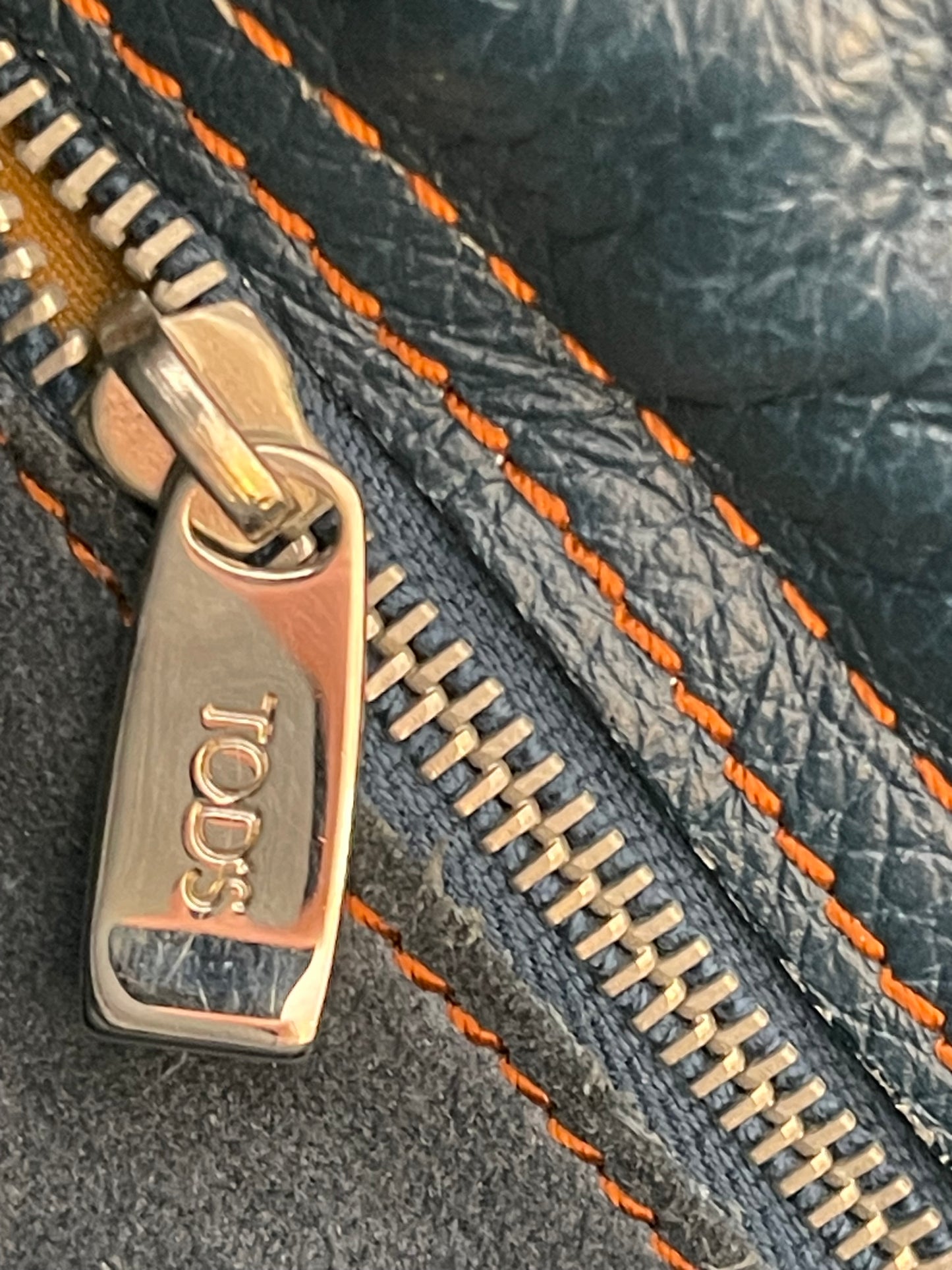 TODS PONY TAS SHOPPERTAS SCHOUDERTAS DONDERBLAUW SUEDE LEER