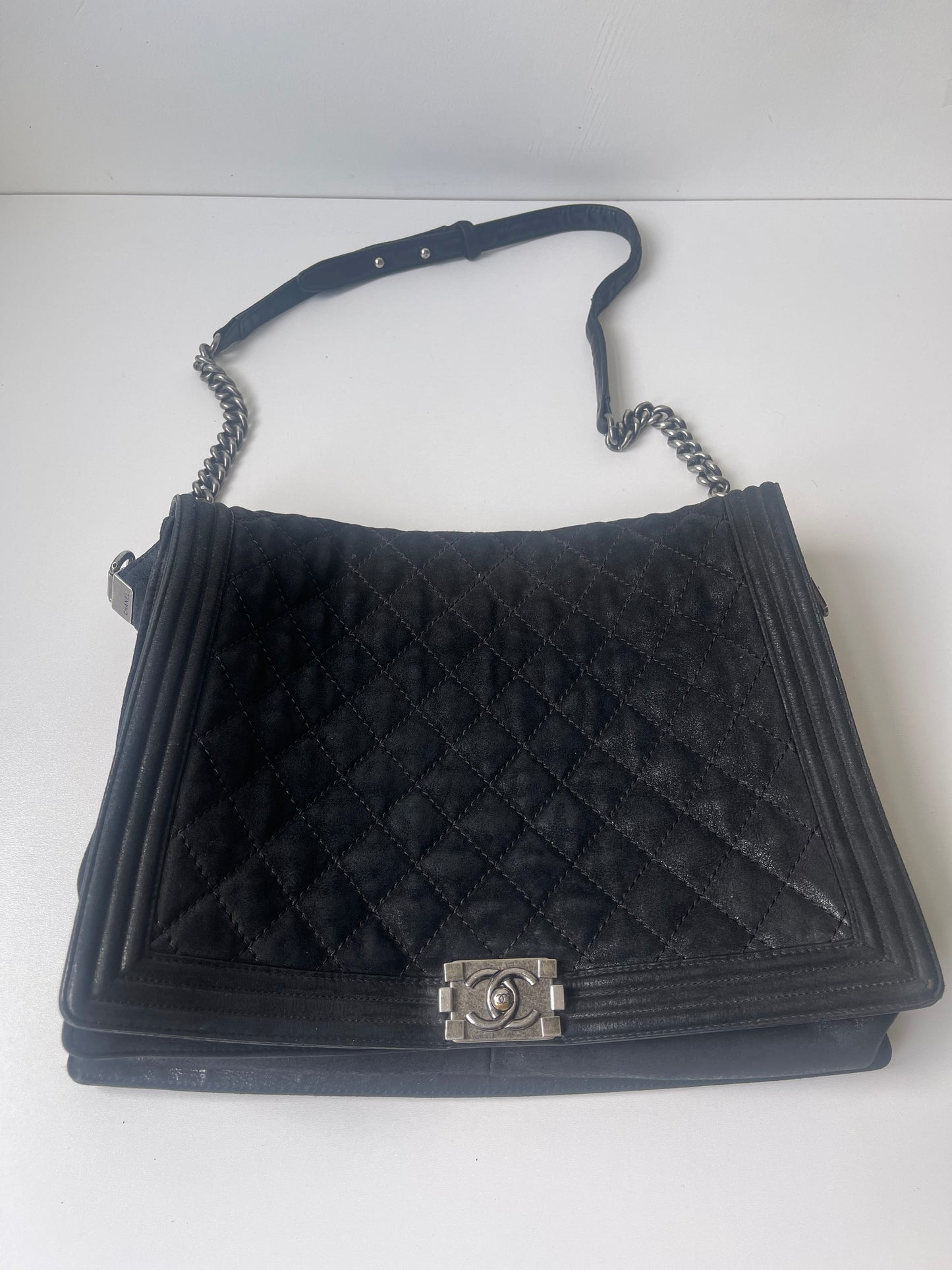Chanel Boy Maxi Jumbo Matelassé – Zwart Suède Leer - Schoudertas, Crossbody tas.