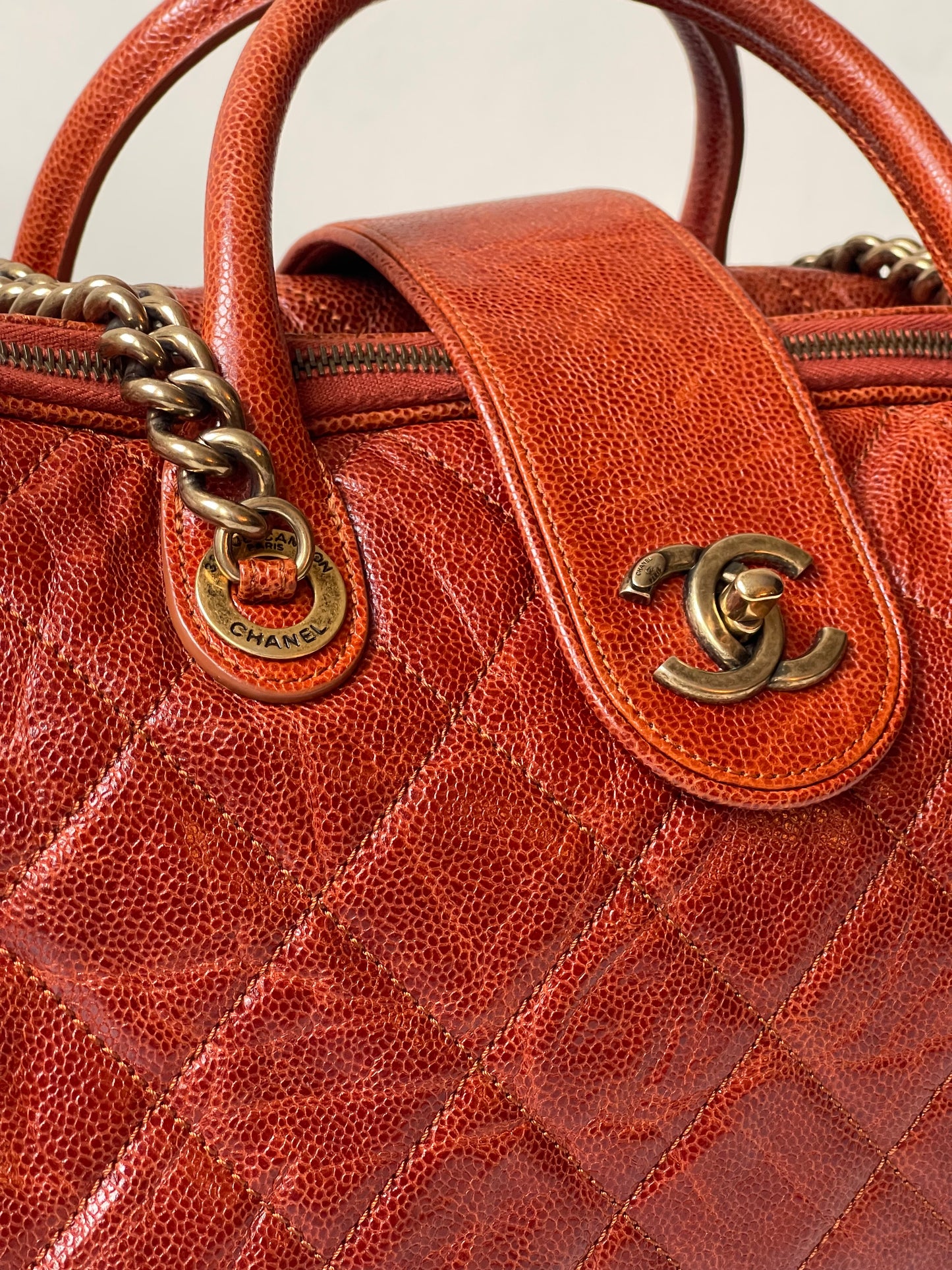 CHANEL SHIVA BOWLER TAS SCHOUDERTAS ROESTBRUIN/RODE TAS LEER