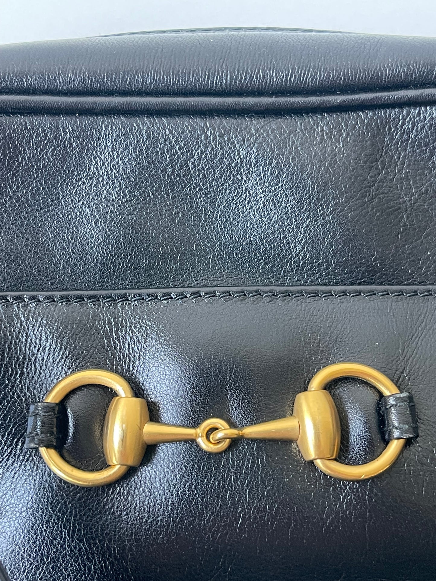 Gucci Horsebit design Schoudertas Zwart Leer – Vintage Icon uit de Jaren 80 – Goudkleurig Hardware