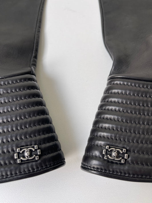CHANEL Zwart Leren Manchetten / Arm Cuffs – Maat 8