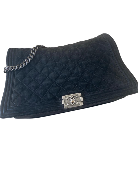 Chanel Boy Maxi Jumbo Matelassé – Zwart Suède Leer - Schoudertas, Crossbody tas.