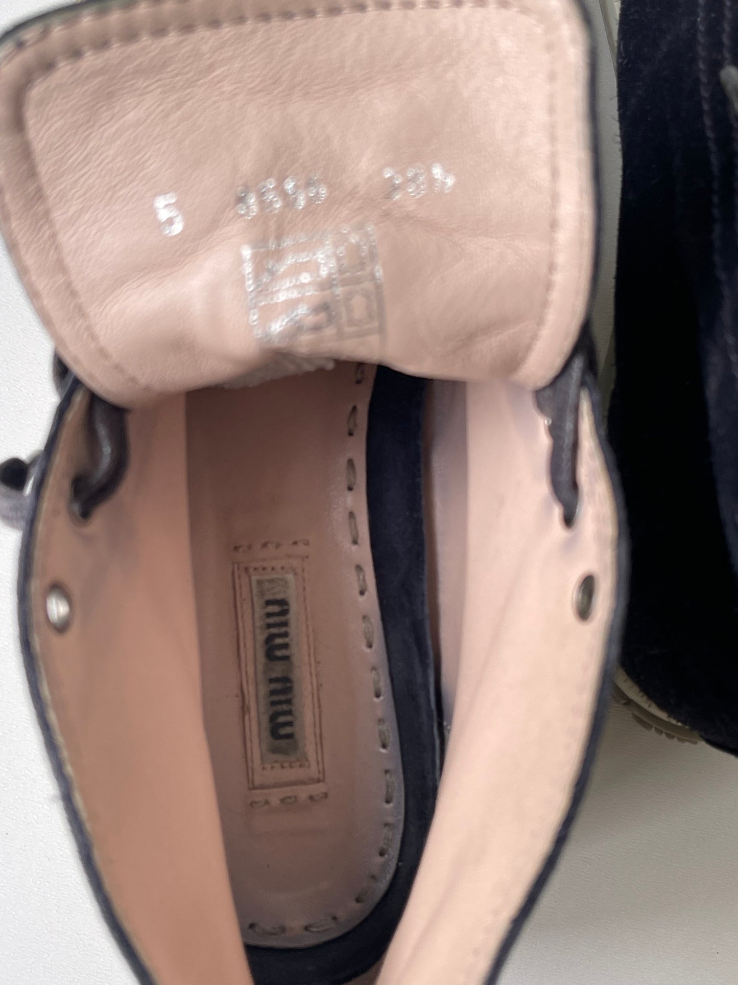 Miu Miu Suède Sneakers met Studs – Maat 38,5